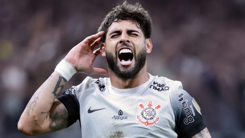 Yuri Alberto tem histórico de marcar gols em clássicos - Foto: Marcello Zambrana/AGIF.