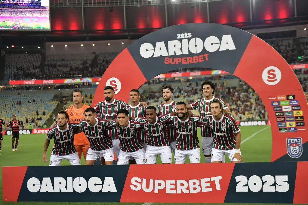 Jogadores do Fluminense posam para foto antes na partida contra Flamengo no estádio Maracanã pelo campeonato Carioca 2025. Foto: Thiago Ribeiro/AGIF