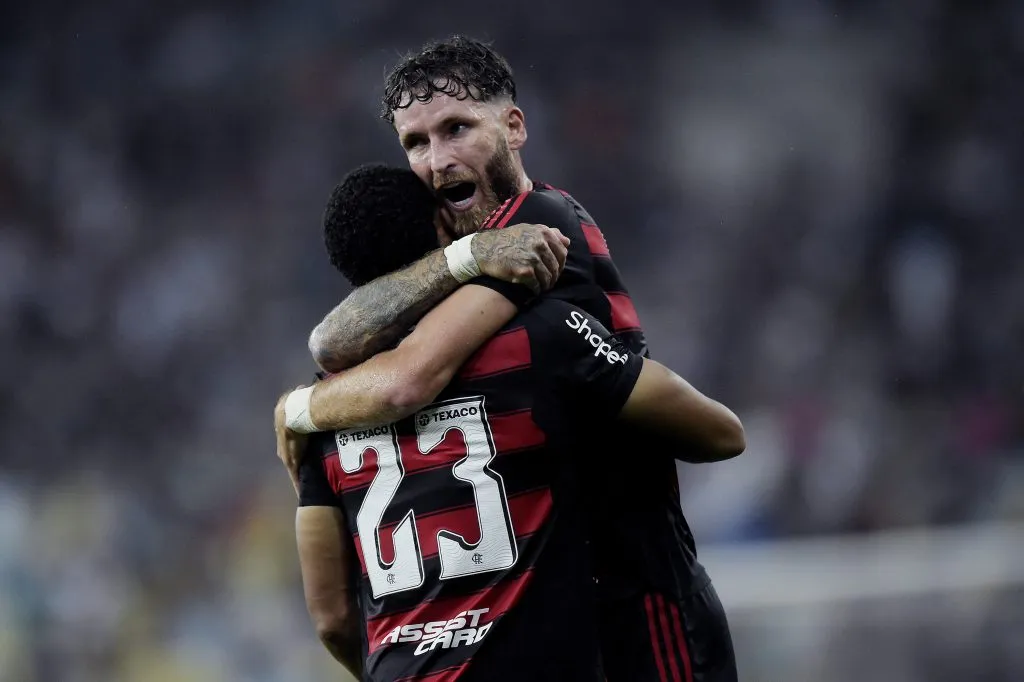 RJ – RIO DE JANEIRO – 12/03/2025 – CARIOCA 2025, FLUMINENSE X FLAMENGO – Juninho jogador do Flamengo comemora seu gol durante partida contra o Fluminense no estadio Maracana pelo campeonato Carioca 2025. Foto: Alexandre Loureiro/AGIF