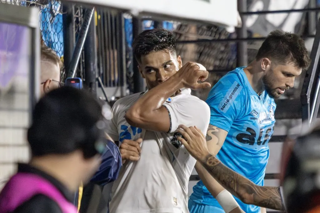 MG – SAO JOAO DEL REI – 12/03/2025 – COPA DO BRASIL 2025, ATHLETIC CLUB X GREMIO – Matias Arezo jogador do Gremio comemora seu gol durante partida contra o Athletic Club no estadio Joaquim Portugal pelo campeonato Copa Do Brasil 2025. Foto: Lucas Gabriel Cardoso/AGIF