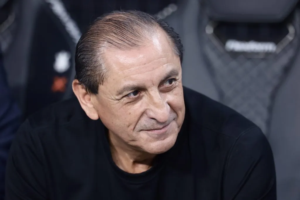 Ramon Diaz técnico do Corinthians durante partida contra o Santos no estádio Arena Corinthians pelo campeonato Paulista 2025. Foto: Marcello Zambrana/AGIF