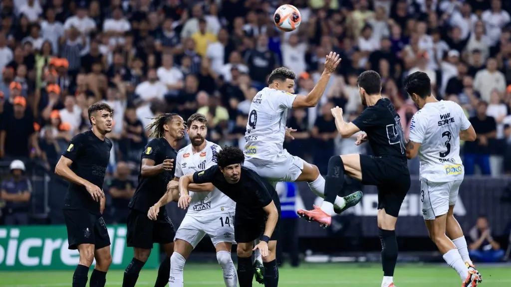 Neymar Jr. jogador do Santos durante partida contra o Botafogo-SP no estádio Vila Belmiro pelo campeonato Paulista 2025. Foto: Ettore Chiereguini/AGIF