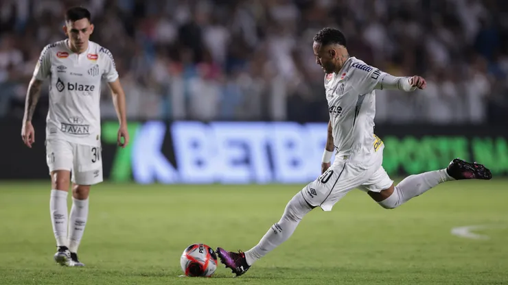 Neymar Jr. jogador do Santos durante partida contra o Botafogo-SP no estádio Vila Belmiro pelo campeonato Paulista 2025.