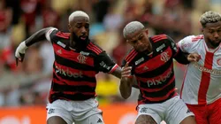 Gerson e Wesley pelo Flamengo em partida diante do Internacional. Foto: Max Peixoto/DiaEsportivo/Alamy Live News / DiaEsportivo/Alamy Live News