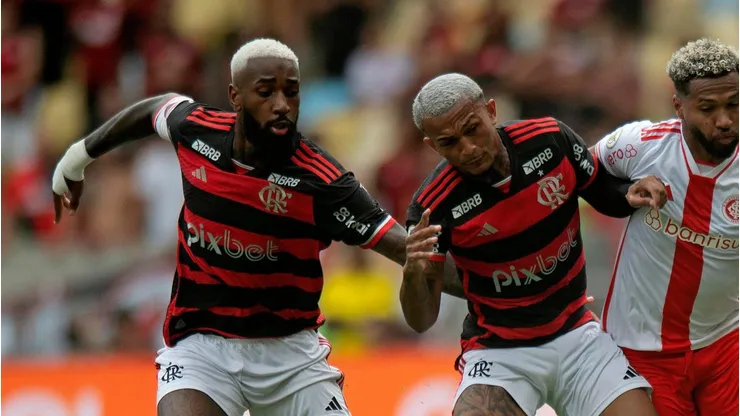 Gerson e Wesley pelo Flamengo em partida diante do Internacional. Foto: Max Peixoto/DiaEsportivo/Alamy Live News / DiaEsportivo/Alamy Live News