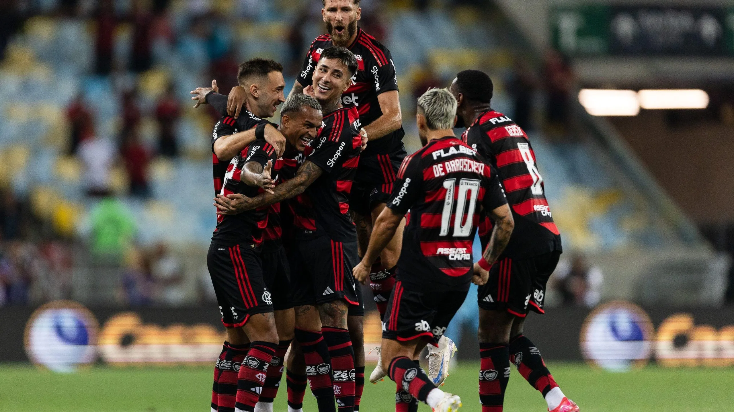Jogadores do Flamengo comemoram gol marcado por Wesley. Foto: Ruano Carneiro/Alamy Live News