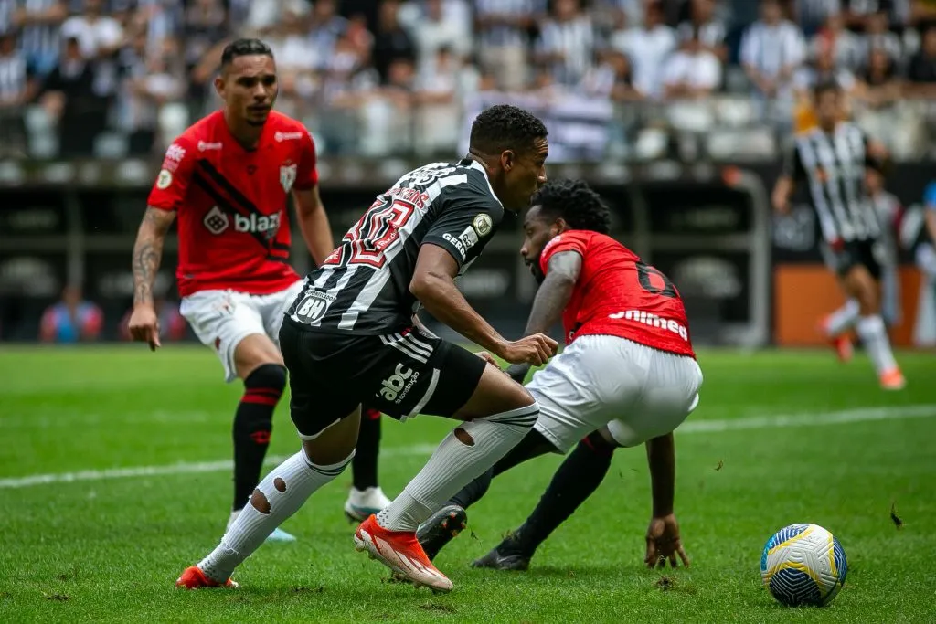 Brahian Palacios vai ficar no Atlético-MG – Foto: Fernando Moreno/AGIF