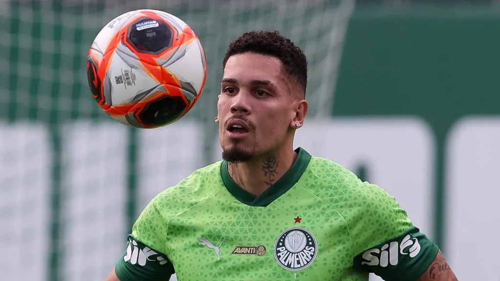 Paulinho está treinando com bola em companhia de restante do elenco do Palmeiras e há expectativa de volta antecipada – Foto: César Greco/Ag. Palmeiras