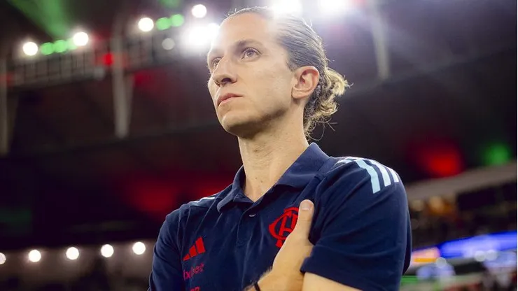 Filipe Luis em comando pelo Flamengo. Foto: Adriano Fontes/ Flamengo