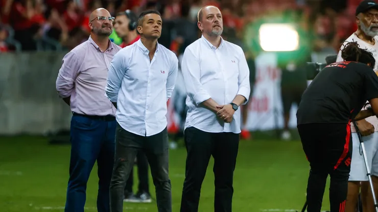 Andrés D´Alessandro e Alessandro Barcellos presidente do Internacional durante partida contra o México no estádio Beira-Rio pelo campeonato Amistoso. Foto: Luiz Erbes/AGIF