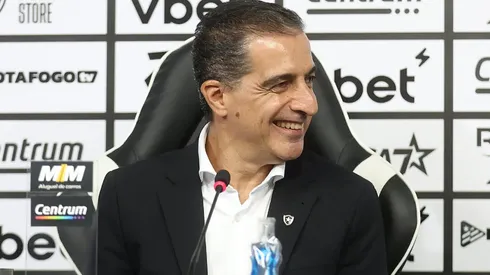 Renato Paiva durante apresentação no Botafogo (Foto: Vitor Silva/Botafogo)