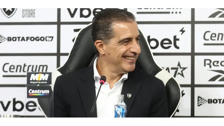 Renato Paiva durante apresentação no Botafogo (Foto: Vitor Silva/Botafogo)
