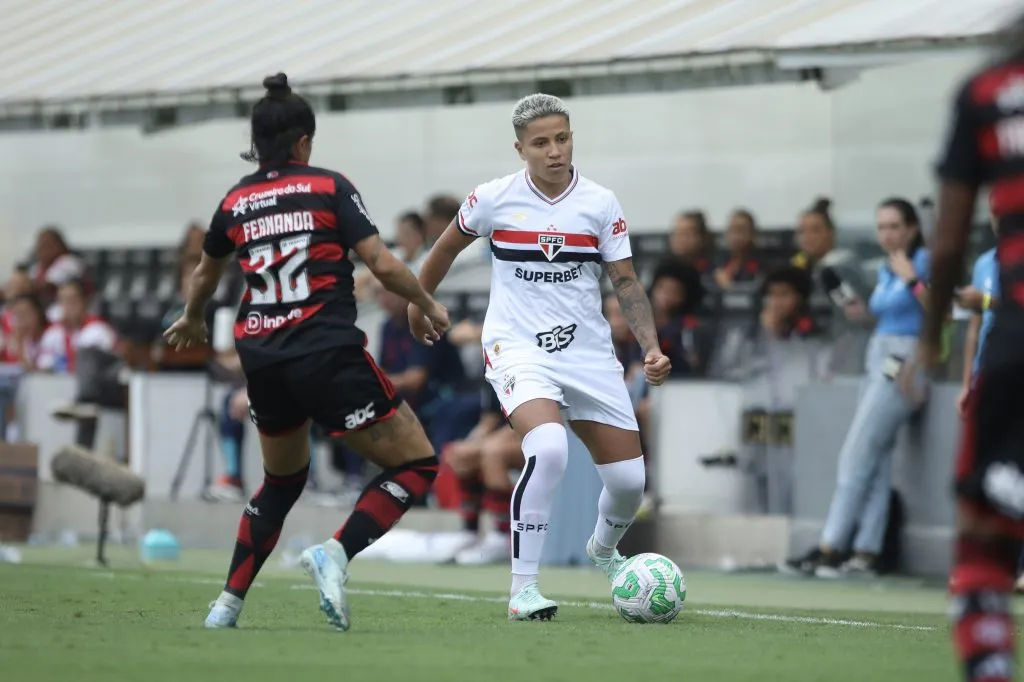 Bia Menezes jogadora do São Paulo durante partida contra o Flamengo no estádio Vila Belmiro pelo campeonato Supercopa do Brasil Feminina. Foto: Reinaldo Campos/AGIF