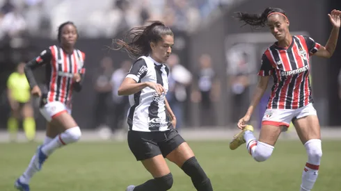 Jogadora do Corinthians disputa lance com jogadora do São Paulo durante partida no estádio Arena Corinthians pelo campeonato Brasileiro A Feminino 2024.