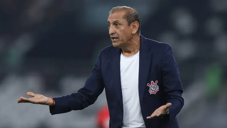 Ramón Díaz chega pressionado para decisão