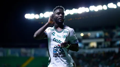 LEON, MEXICO - OCTOBER 5: John Mendoza of Leon celebrates after scoring his team's opening goal during the 11th round match between Leon and America as part of the Torneo Apertura 2024 Liga MX at Leon Stadium on October 5, 2024 in Leon, Mexico. (Photo by Leopoldo Smith/Getty Images)