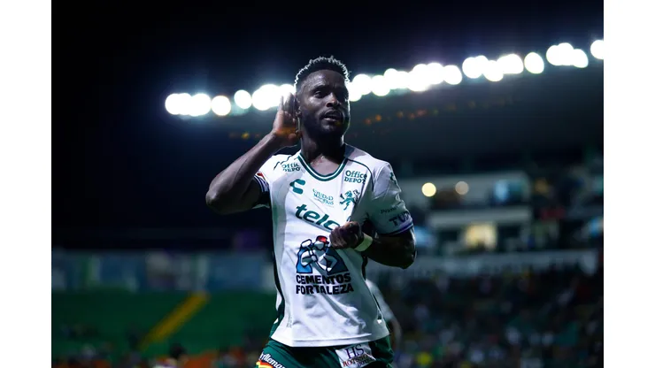 LEON, MEXICO - OCTOBER 5: John Mendoza of Leon celebrates after scoring his team's opening goal during the 11th round match between Leon and America as part of the Torneo Apertura 2024 Liga MX at Leon Stadium on October 5, 2024 in Leon, Mexico. (Photo by Leopoldo Smith/Getty Images)