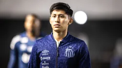 Miguelito, jogador do Santos, durante partida contra o Coritiba no estadio Vila Belmiro pelo campeonato Brasileiro B 2024. Foto: Abner Dourado/AGIF