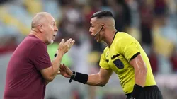 RJ - RIO DE JANEIRO - 12/03/2025 - CARIOCA 2025, FLUMINENSE X FLAMENGO - Mano Menezes, tecnico do Fluminense, reclama com a arbitragem durante partida contra o Flamengo no estádio Maracanã pelo campeonato Carioca 2025.