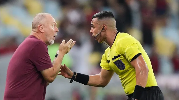 RJ - RIO DE JANEIRO - 12/03/2025 - CARIOCA 2025, FLUMINENSE X FLAMENGO - Mano Menezes, tecnico do Fluminense, reclama com a arbitragem durante partida contra o Flamengo no estádio Maracanã pelo campeonato Carioca 2025.