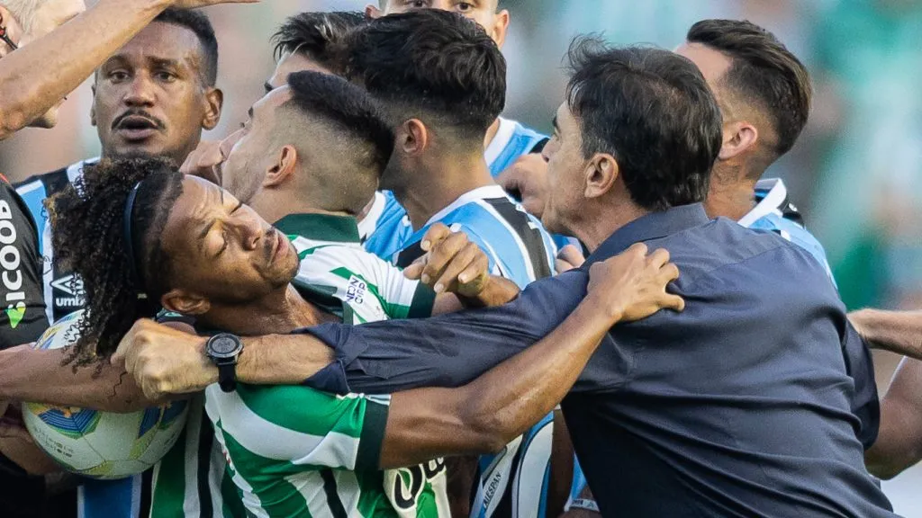 Confusão na semifinal do Gauchão. Foto: Liamara Polli/AGIF