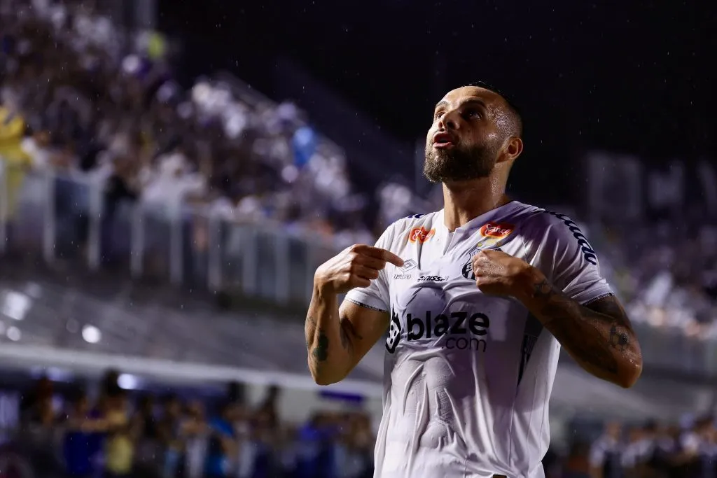 Guilherme jogador do Santos comemora seu gol durante partida contra o São Paulo no estádio Vila Belmiro pelo campeonato Paulista 2025. Foto: Marcello Zambrana/AGIF