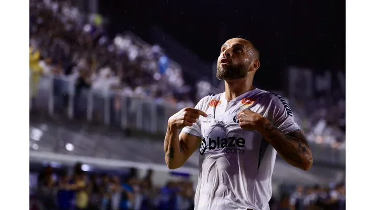 Guilherme jogador do Santos comemora seu gol durante partida contra o São Paulo no estádio Vila Belmiro pelo campeonato Paulista 2025. Foto: Marcello Zambrana/AGIF