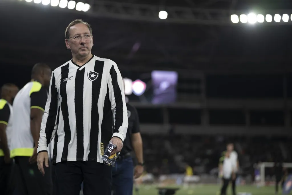 RJ – RIO DE JANEIRO – 23/11/2024 – BRASILEIRO A 2024, BOTAFOGO X VITORIA – John Textor dono da SAF do Botafogo antes da partida contra o Vitoria no estadio Engenhao pelo campeonato Brasileiro A 2024. Foto: Jorge Rodrigues/AGIF