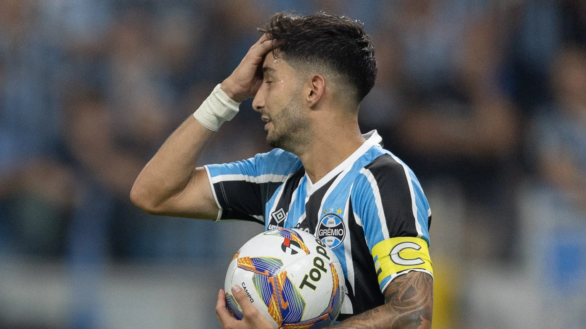 Villasanti jogador do Grêmio lamenta durante partida contra o Internacional no estádio Arena do Grêmio pelo campeonato Gaúcho 2025. Foto: Liamara Polli/AGIF