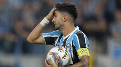 Villasanti, jogador do Grêmio, lamenta durante partida contra o Internacional, pelo Campeonato Gaúcho. Foto: Liamara Polli/AGIF.
