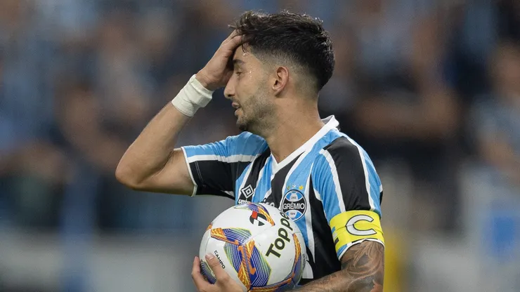 Villasanti, jogador do Grêmio, lamenta durante partida contra o Internacional, pelo Campeonato Gaúcho. Foto: Liamara Polli/AGIF.