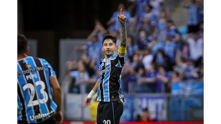 RS - PORTO ALEGRE - 26/10/2024 - BRASILEIRO A 2024, GREMIO X ATLETICO-GO - Villasanti jogador do Gremio comemora seu gol durante partida contra o Atletico-GO no estadio Arena do Gremio pelo campeonato Brasileiro A 2024. Foto: Maxi Franzoi/AGIF