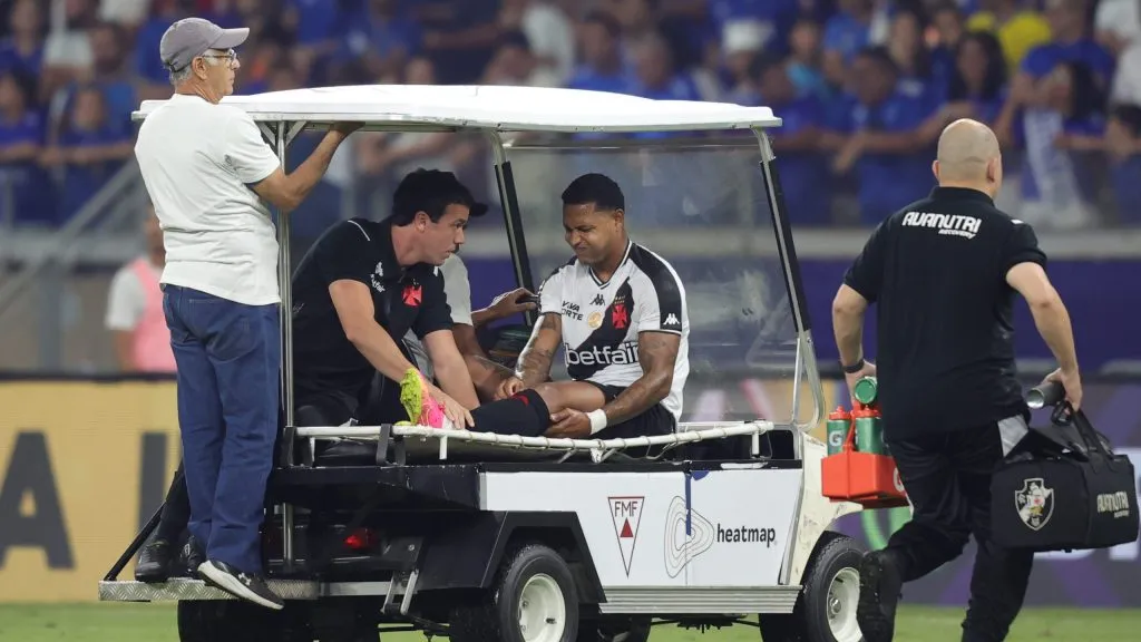 David jogador do Vasco sai lesionado durante partida contra o Cruzeiro no estádio Mineirão pelo campeonato Brasileiro A 2024. Foto: Gilson Lobo/AGIF