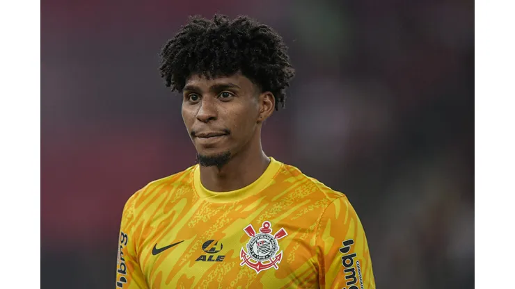 Hugo Souza em ação pelo Corinthians. Foto: Thiago Ribeiro/AGIF