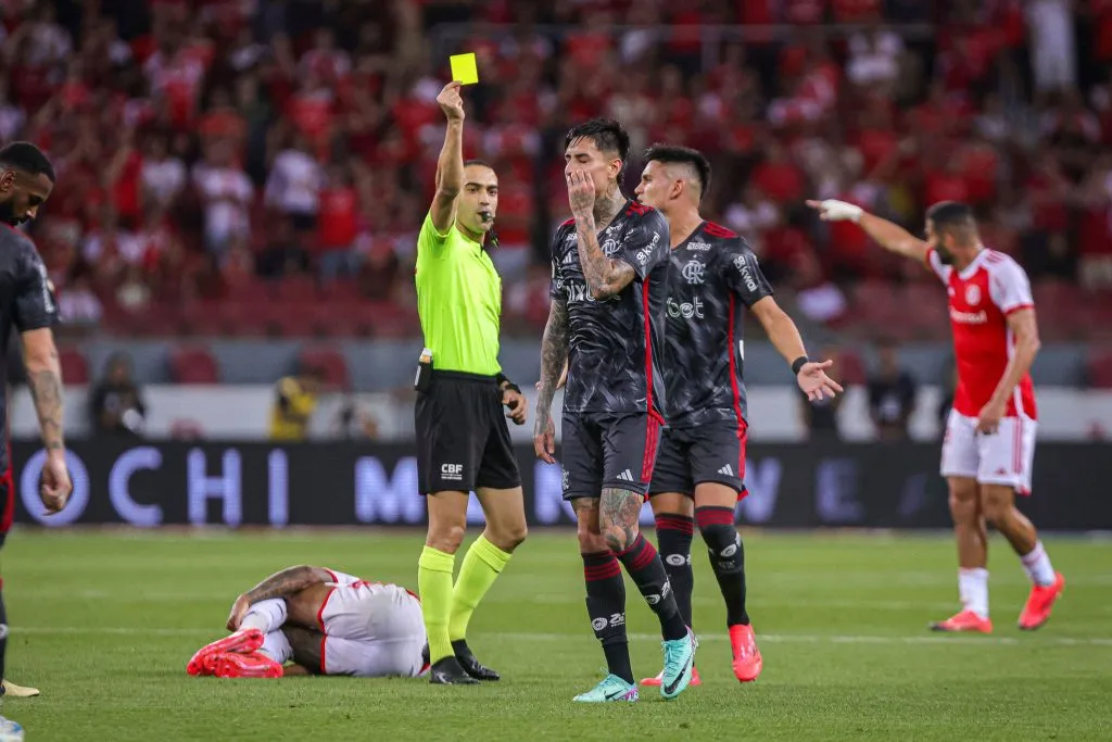 Erick Pulgar é punido em partida diante do Internacional. Foto: Maxi Franzoi/AGIF (via AP)