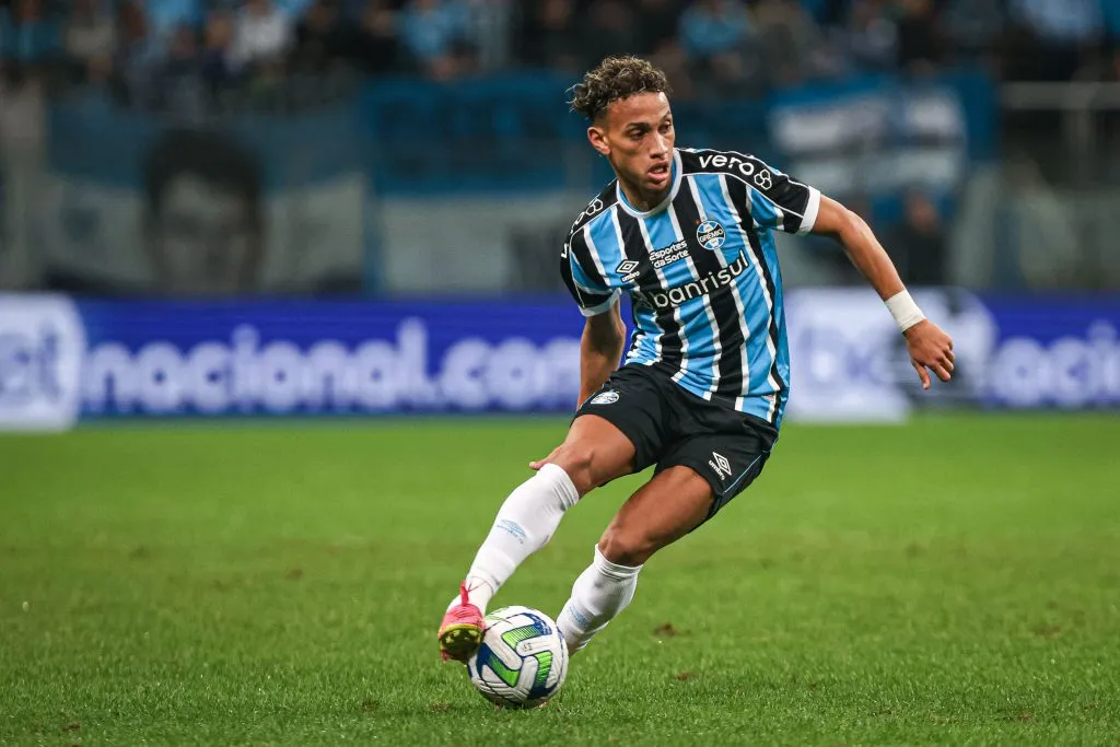 Bitello, meia que ganhou destaque com a camisa do Grêmio – Foto: Maxi Franzoi/AGIF