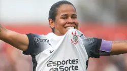 Vic Albuquerque jogadora do Corinthians comemora gol de Duda Sampaio durante partida contra o Palmeiras no estádio Canindé pelo campeonato Brasileiro A Feminino 2024.