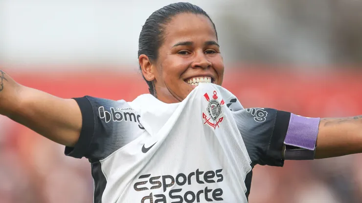 Vic Albuquerque jogadora do Corinthians comemora gol de Duda Sampaio durante partida contra o Palmeiras no estádio Canindé pelo campeonato Brasileiro A Feminino 2024.