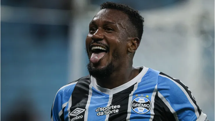 Ex-Internacional, Edenilson pode começar o jogo pelo meio do Grêmio