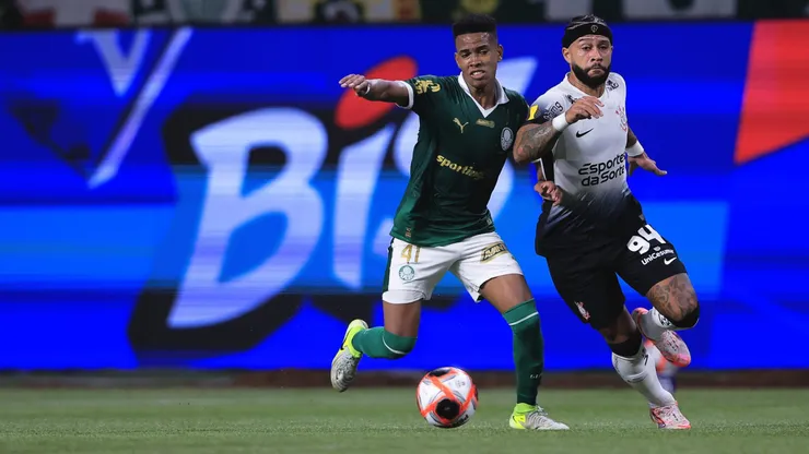 Estevao jogador do Palmeiras disputa lance com Memphis Depay jogador do Corinthians durante partida. Foto: Ettore Chiereguini/AGIF