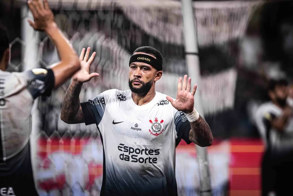 Depay em partida pelo Timão. Foto: Leonardo Lima/AGIF