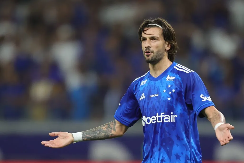 Lautaro Díaz em partida pelo Cruzeiro. Foto: Gilson Lobo/AGIF