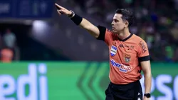 O arbitro Flavio Rodrigues de Souza durante partida entre Palmeiras e Sao Paulo no estadio Arena Allianz Parque pelo campeonato Paulista 2025. Foto: Marcello Zambrana/AGIF