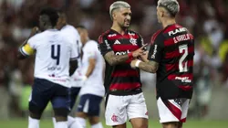 RJ - RIO DE JANEIRO - 22/02/2025 - CARIOCA 2025, FLAMENGO X MARICA - De Arrascaeta jogador do Flamengo e Varela jogador da sua equipe durante partida contra o Marica no estadio Maracana pelo campeonato Carioca 2025. Foto: Jorge Rodrigues/AGIF
