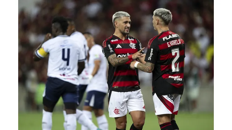 RJ - RIO DE JANEIRO - 22/02/2025 - CARIOCA 2025, FLAMENGO X MARICA - De Arrascaeta jogador do Flamengo e Varela jogador da sua equipe durante partida contra o Marica no estadio Maracana pelo campeonato Carioca 2025. Foto: Jorge Rodrigues/AGIF