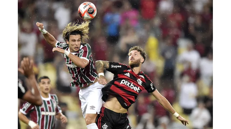 Canobbio jogador do Fluminense, disputa lance com Leo Pereira jogador do Flamengo durante partida no estádio Maracanã pelo campeonato Carioca 2025. Foto: Alexandre Loureiro/AGIF