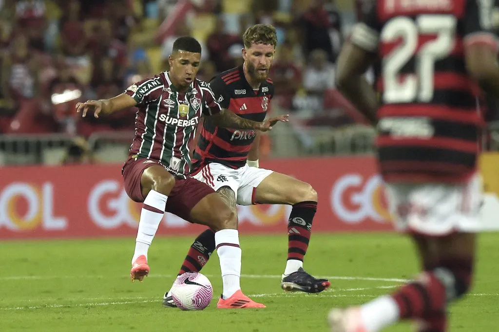 RJ – RIO DE JANEIRO – 17/10/2024 – BRASILEIRO A 2024, FLAMENGO X FLUMINENSE – Leo Pereira jogador do Flamengo disputa lance com Kaua elias jogador do Fluminense durante partida no estadio Maracana pelo campeonato Brasileiro A 2024. Foto: Alexandre Loureiro/AGIF