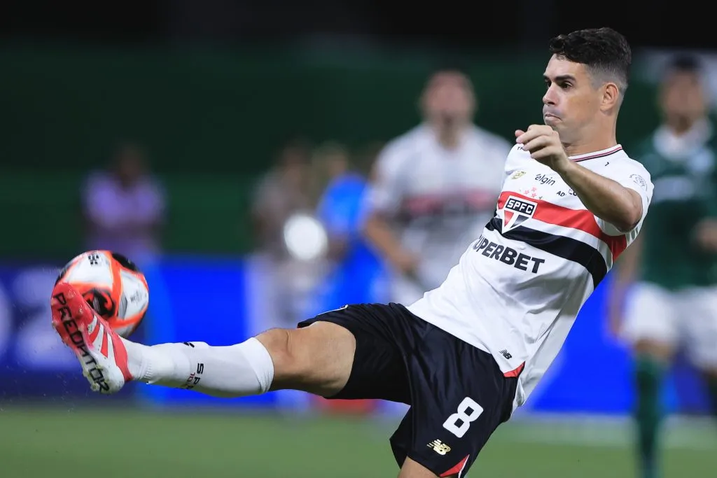SP – SAO PAULO – 10/03/2025 – PAULISTA 2025, PALMEIRAS X SAO PAULO – Oscar jogador do Sao Paulo durante partida contra o Palmeiras no estadio Arena Allianz Parque pelo campeonato Paulista 2025. Foto: Ettore Chiereguini/AGIF