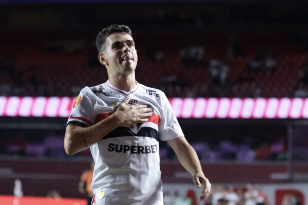 Oscar jogador do São Paulo comemora seu gol durante partida contra o Mirassol no estádio Morumbi pelo campeonato Paulista 2025. Foto: Marcello Zambrana/AGIF