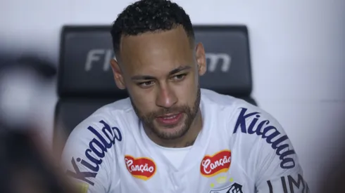 Neymar com a equipe do Santos - Foto: Reinaldo Campos/AGIF